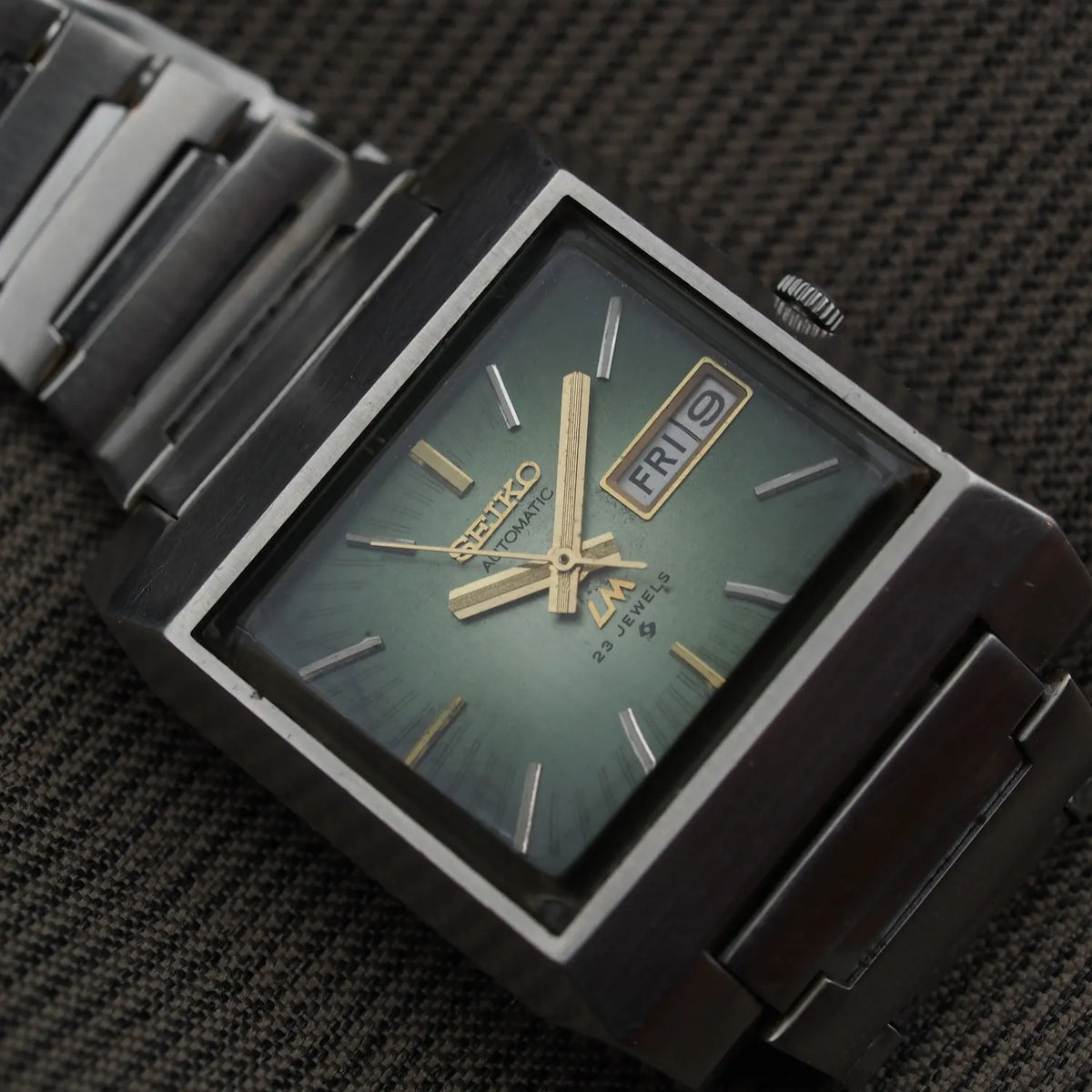 Seiko Lord Matic 5606-5160 photographed close-up, 34 mm wide integrated case