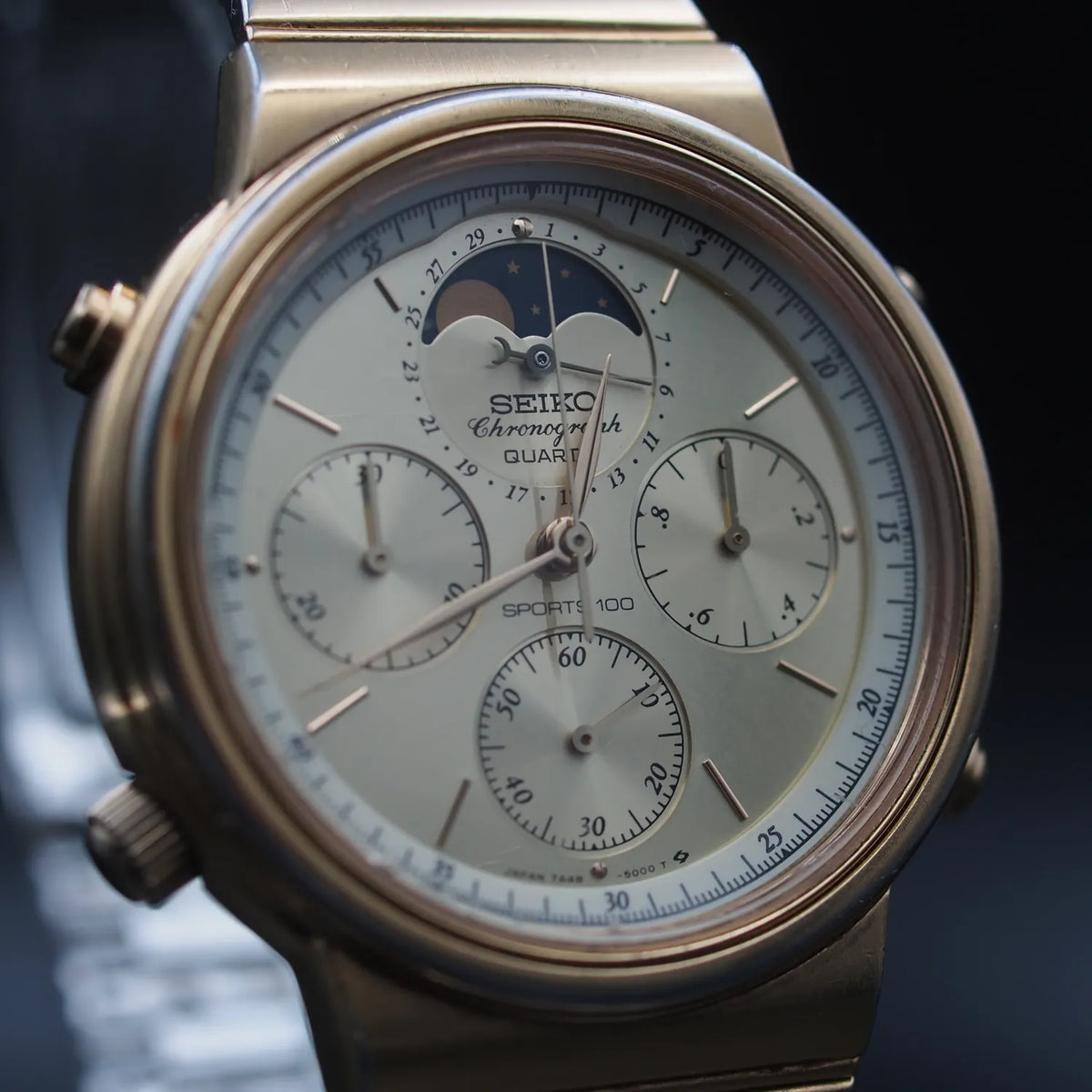 Close view of the silver dial on the 1986 Seiko Sports 100 7A48-5000