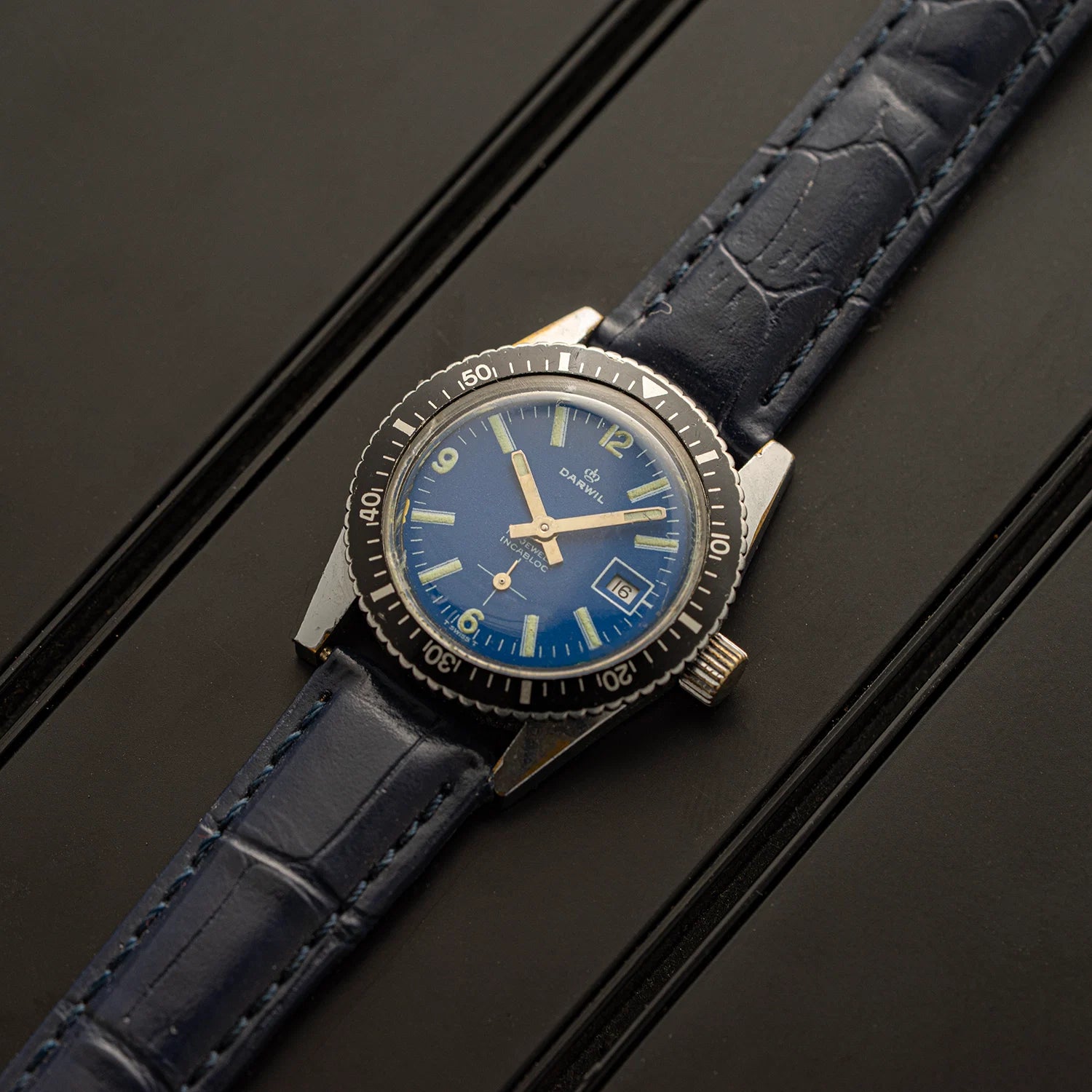 Wristwatch Darwil Diver, Ref. 8522, Cal. 7012, Women’s Manual Wind, 1971 with blue dial and leather strap on a dark background