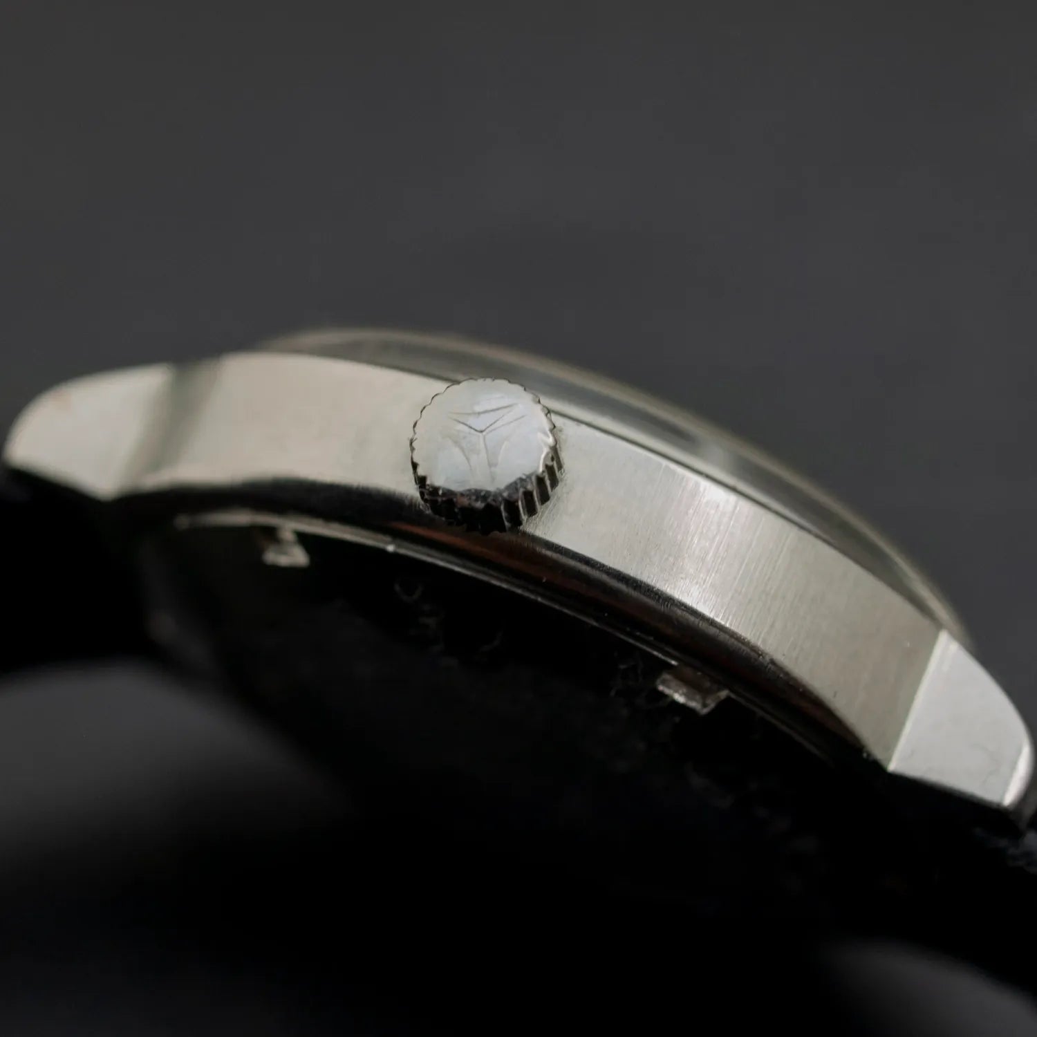 Doxa Conquistador Synchron Automatic, Ref. 555.001.56 – side view alternative angle