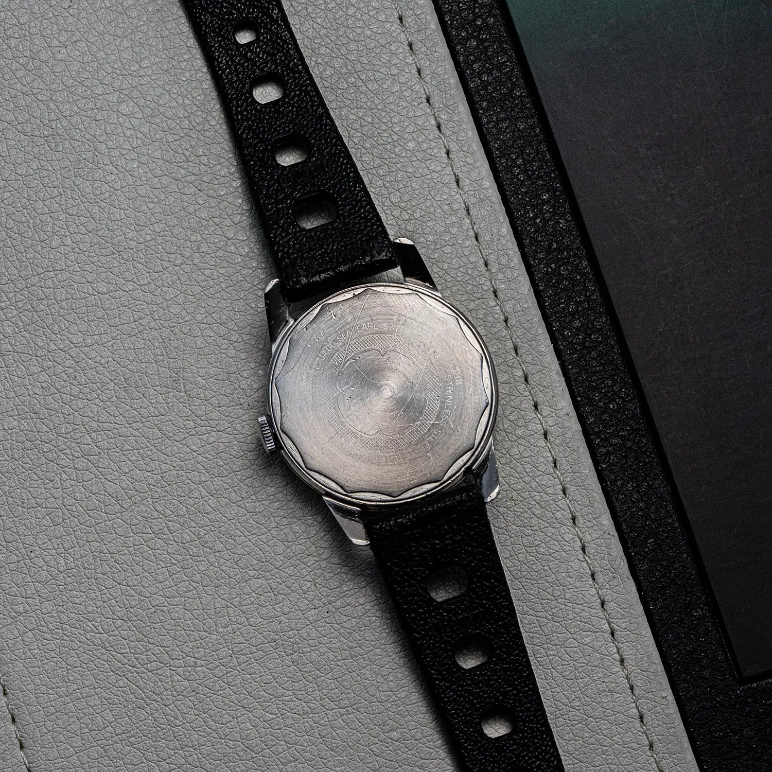 Enicar Sherpa Ultrasonic Seapearl 120/013 AR 1121 Top view on back of the watch