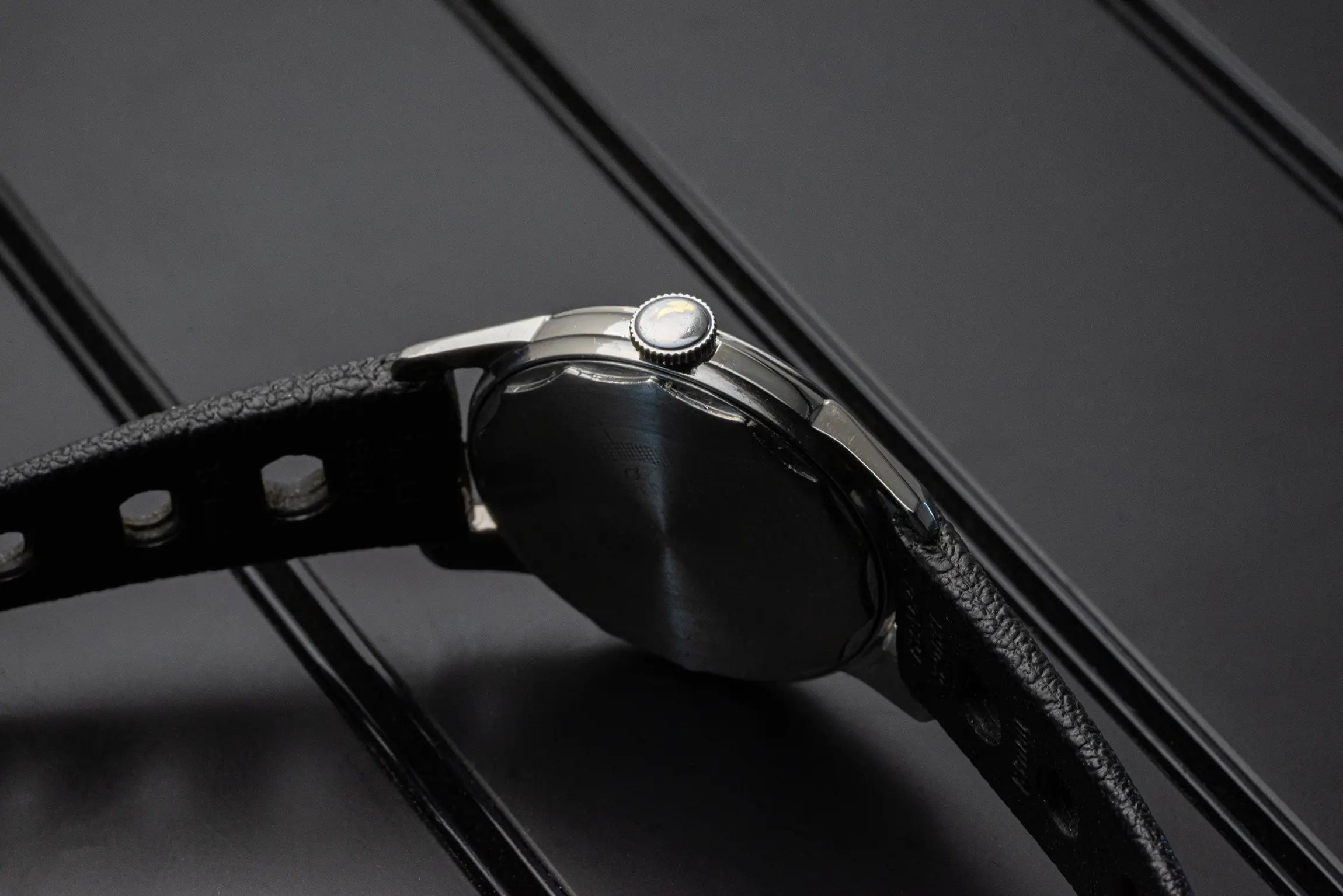 Enicar Sherpa Ultrasonic Seapearl 120/013 AR 1121 macro shot on crown