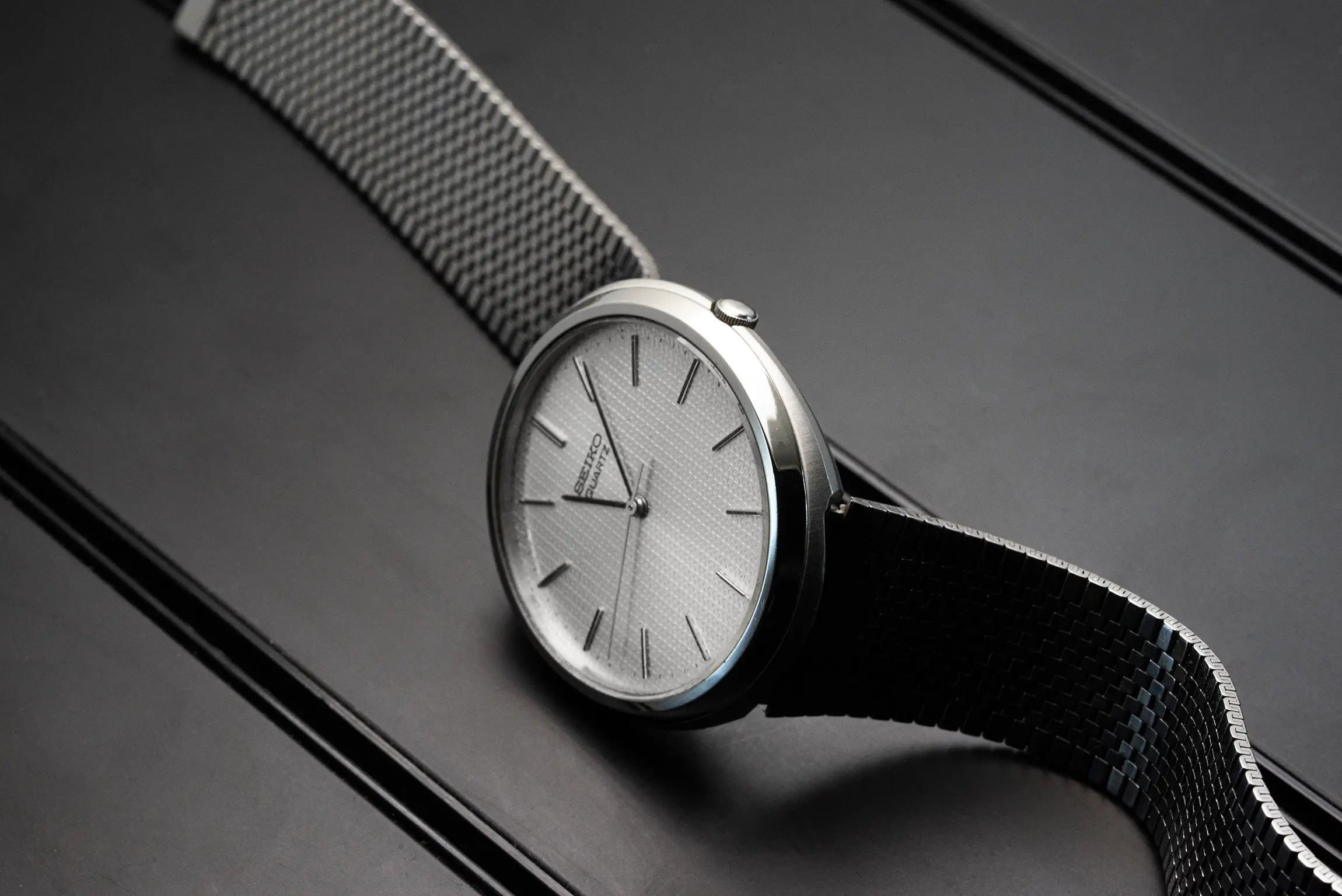 Seiko Quartz 4100-9029 crown on black background