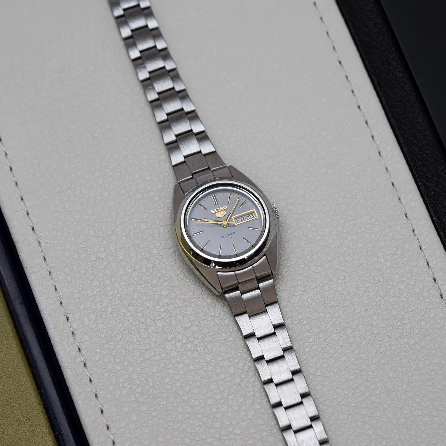 Seiko 5 4206-0420 Women’s Automatic Vintage Watch, 1996 – movement close-up