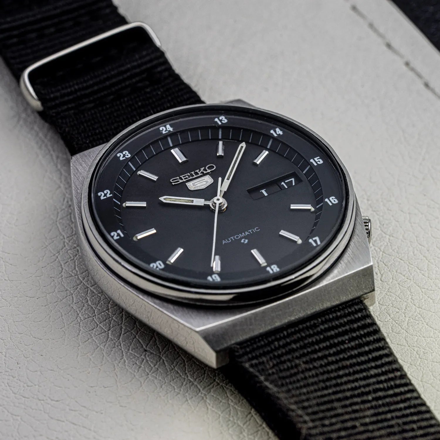 Seiko 5 6309-6020 Men’s Dress Automatic Vintage Watch 1980 – dial close-up