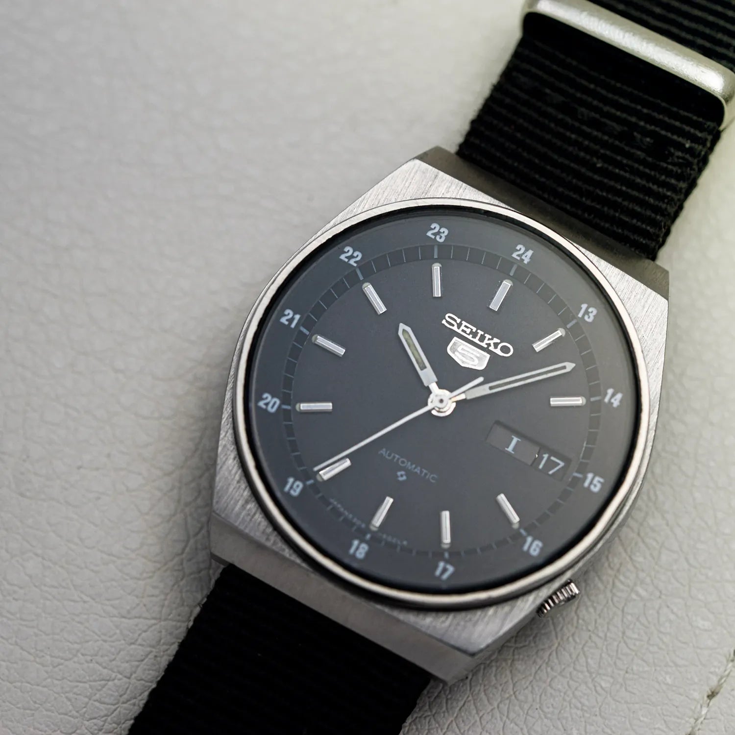 Seiko 5 6309-6020 Men’s Dress Automatic Vintage Watch 1980 – front view