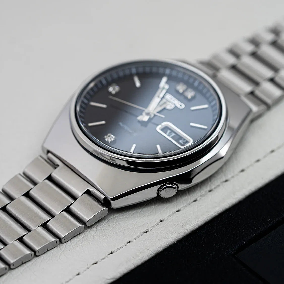 Seiko 5 6309-720C Men’s Automatic Dress Vintage Watch, 1982 – movement close-up