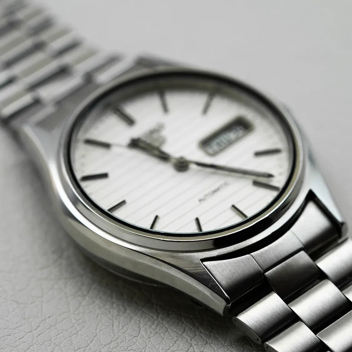 Seiko 5 6309-8920 Men’s Automatic Dress Vintage Watch, 1985 – side view