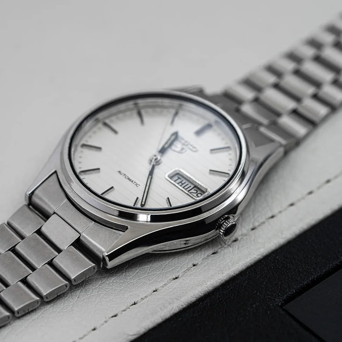 Seiko 5 6309-8920 Men’s Automatic Dress Vintage Watch, 1985 – movement close-up