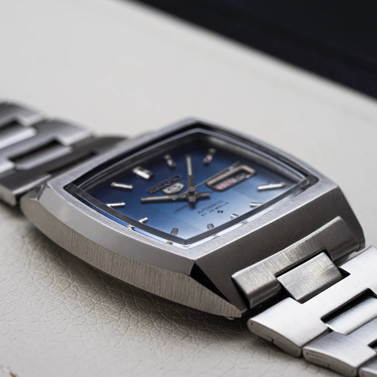 Seiko 5 6319-5020 Men’s Automatic Dress Vintage Watch, 1977 – dial close-up