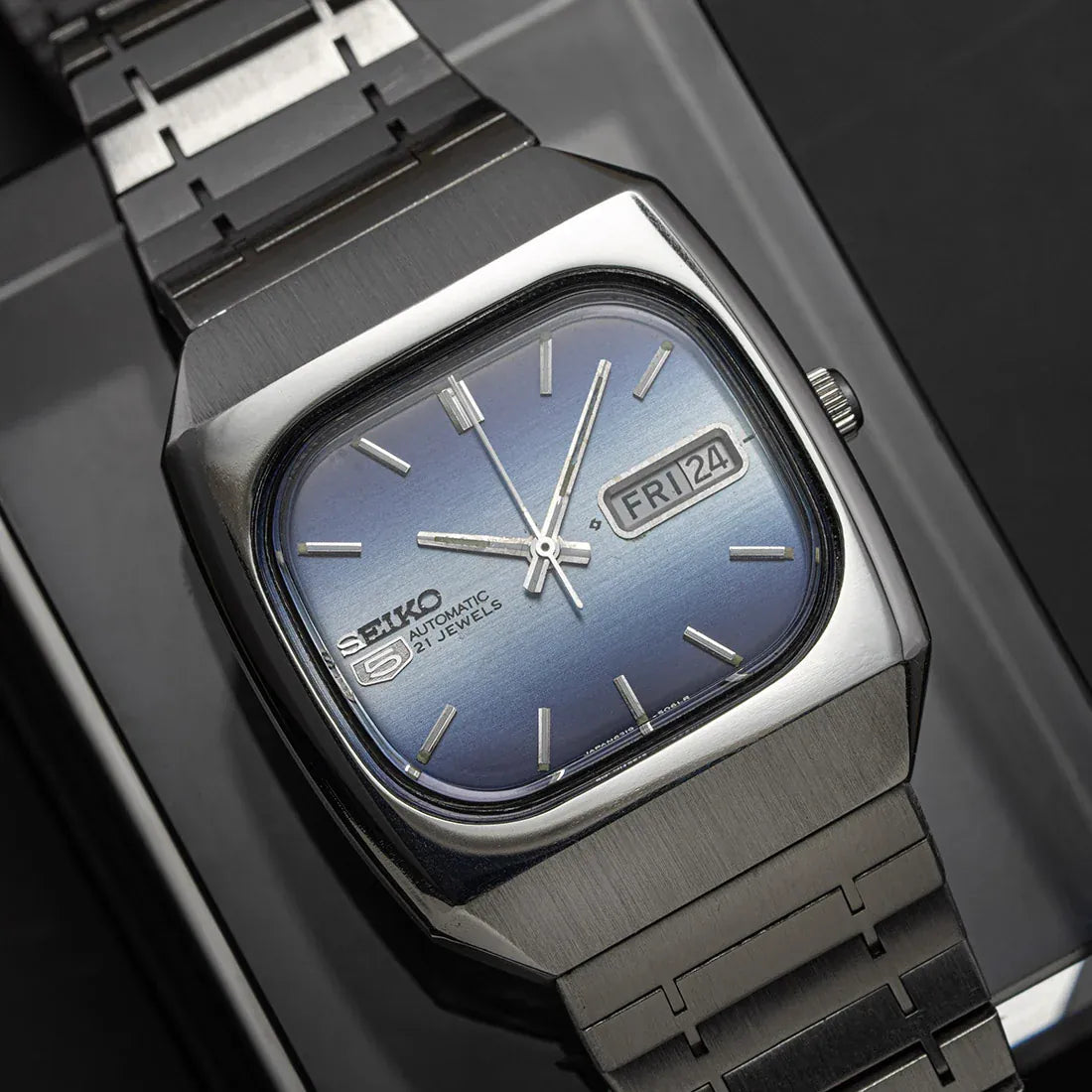 Seiko 5 6319-5040 Men’s Automatic Dress Vintage Watch 1977 – front view