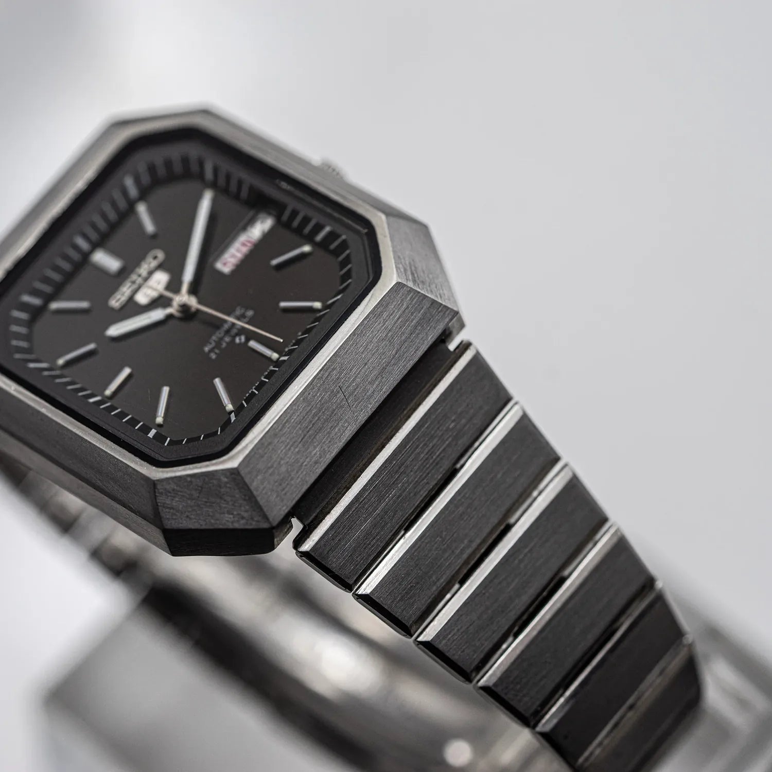 Seiko 5 6319-509A Men’s Automatic Dress Vintage Watch, 1979 – side view