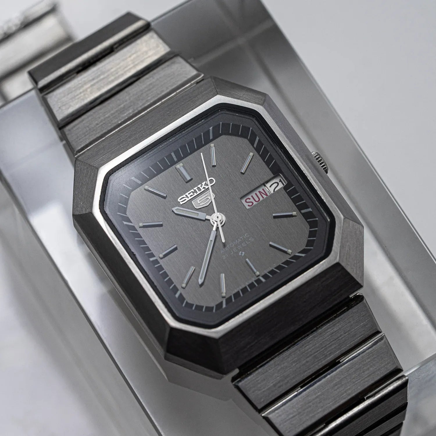 Seiko 5 6319-509A Men’s Automatic Dress Vintage Watch, 1979 – front view
