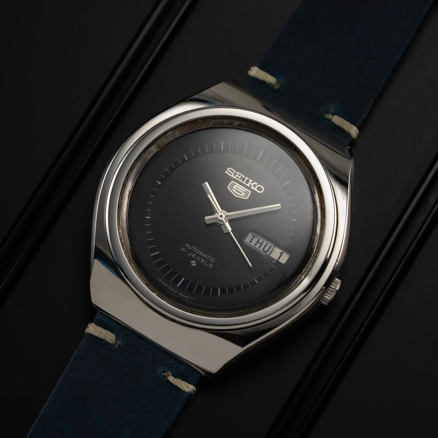 Seiko 5 6319-8040 Men’s Automatic Vintage Dress Watch 1977 – side view