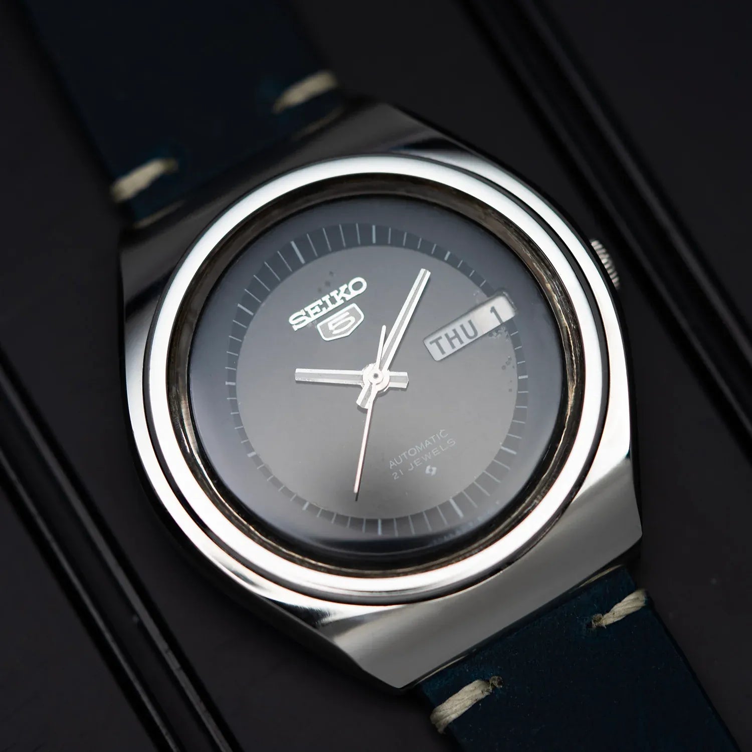 Seiko 5 6319-8040 Men’s Automatic Vintage Dress Watch 1977 – movement close-up