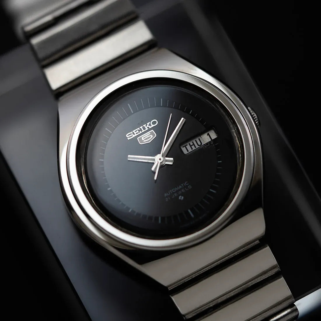 Seiko 5 6319-8040 Men’s Automatic Vintage Dress Watch 1977 – front view