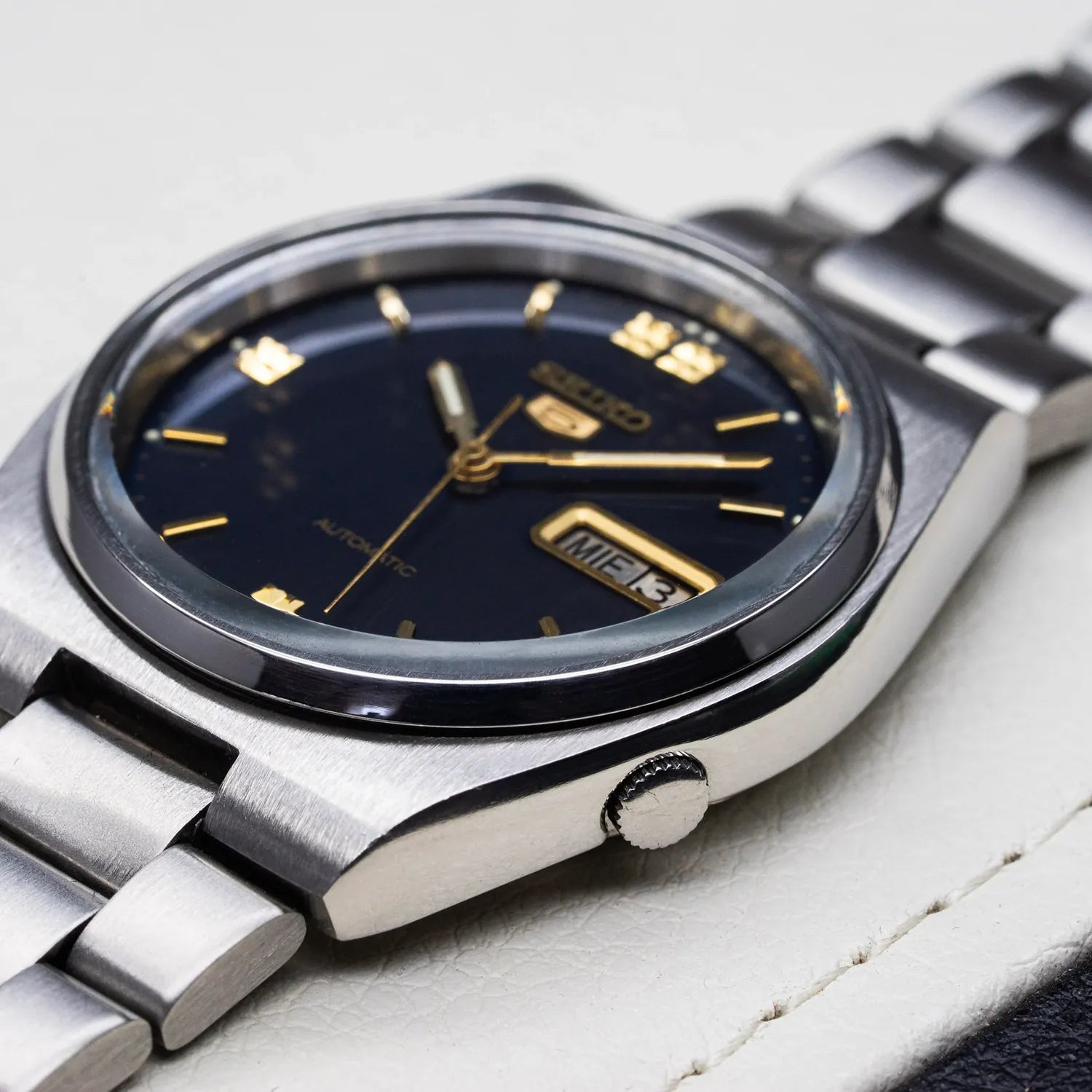Seiko 5 7009-3130 Men’s Automatic Vintage Dress Watch, 1980 – side view