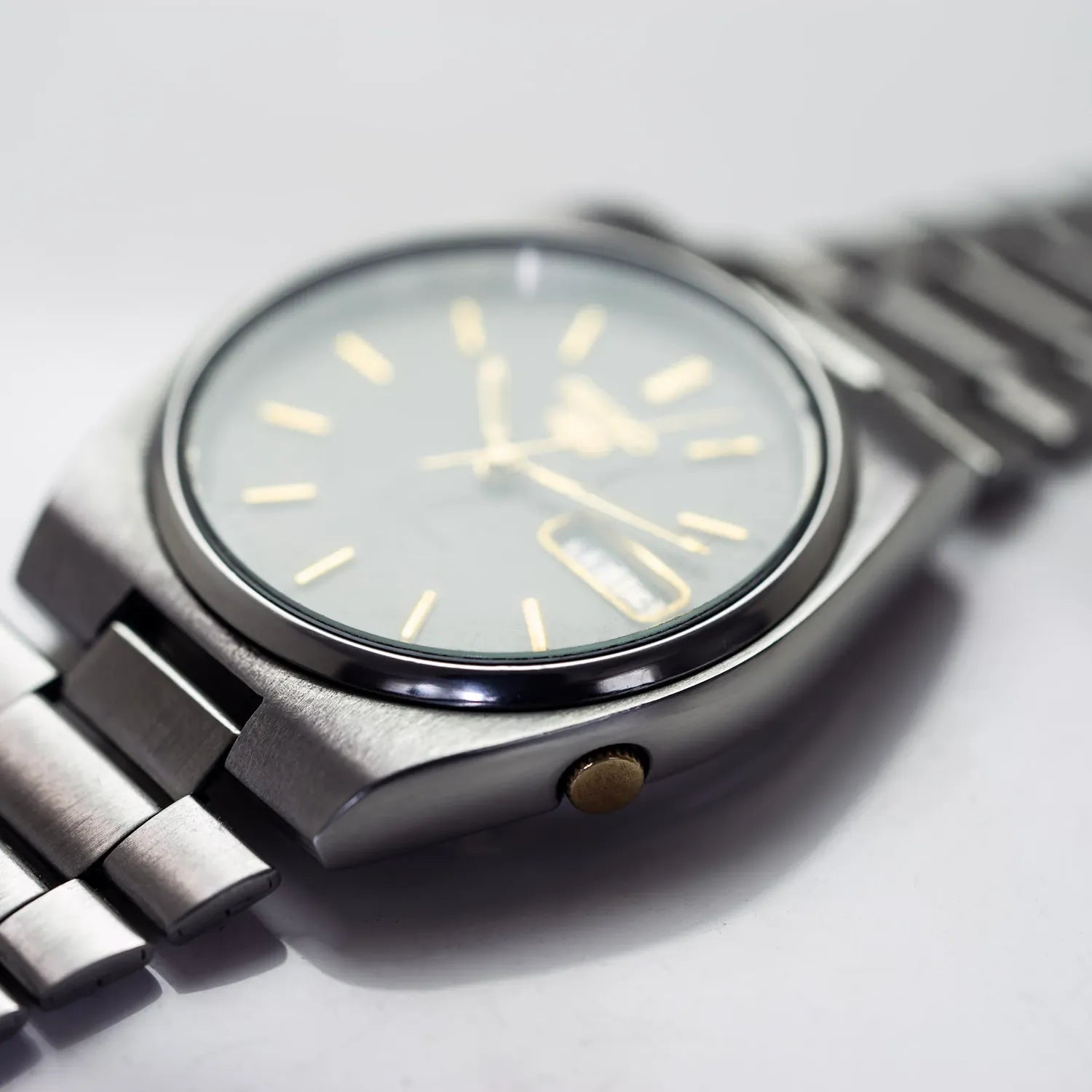 Seiko 5 7009-3130 Men’s Automatic Dress Vintage Watch 1979 – side view