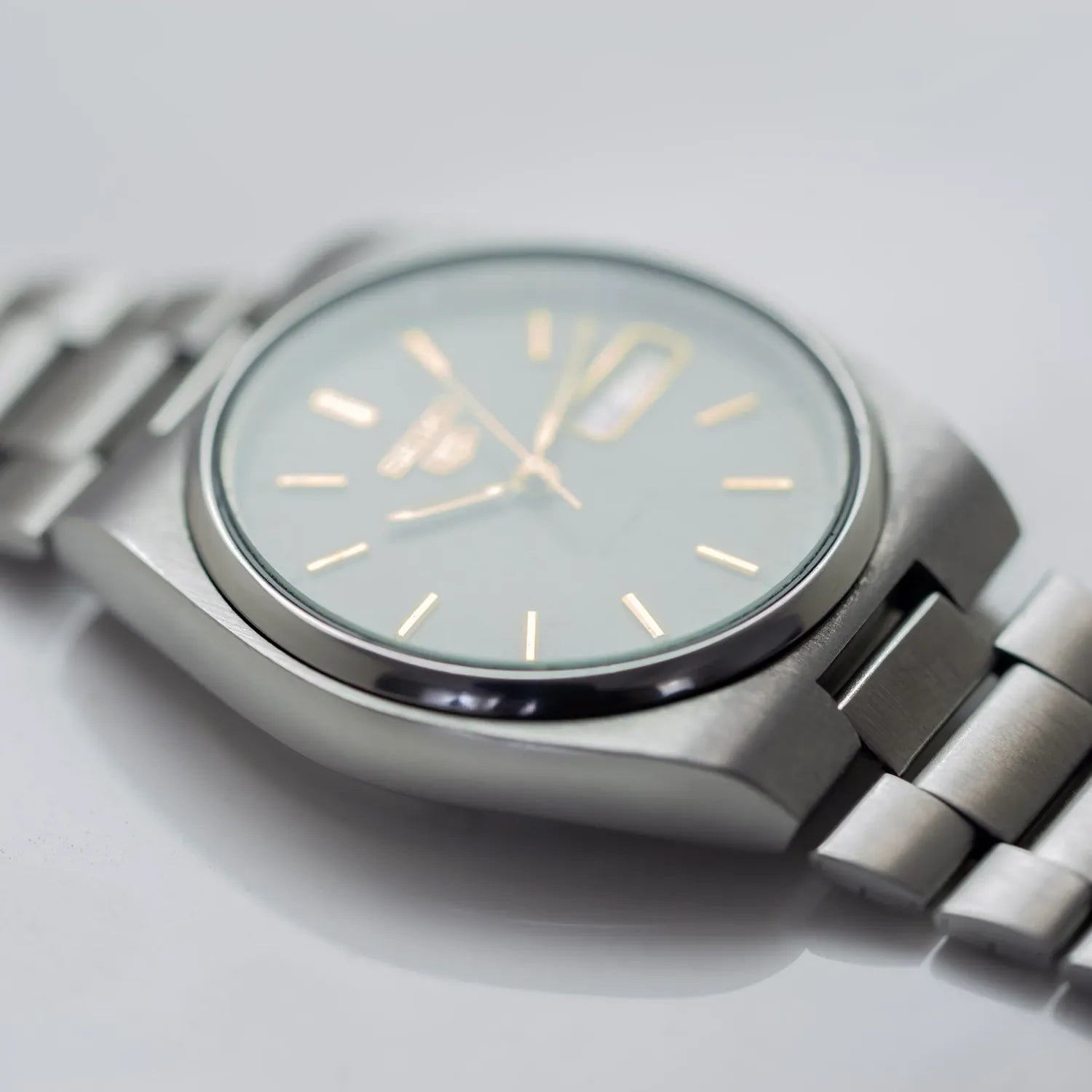 Seiko 5 7009-3130 Men’s Automatic Dress Vintage Watch 1979 – movement close-up