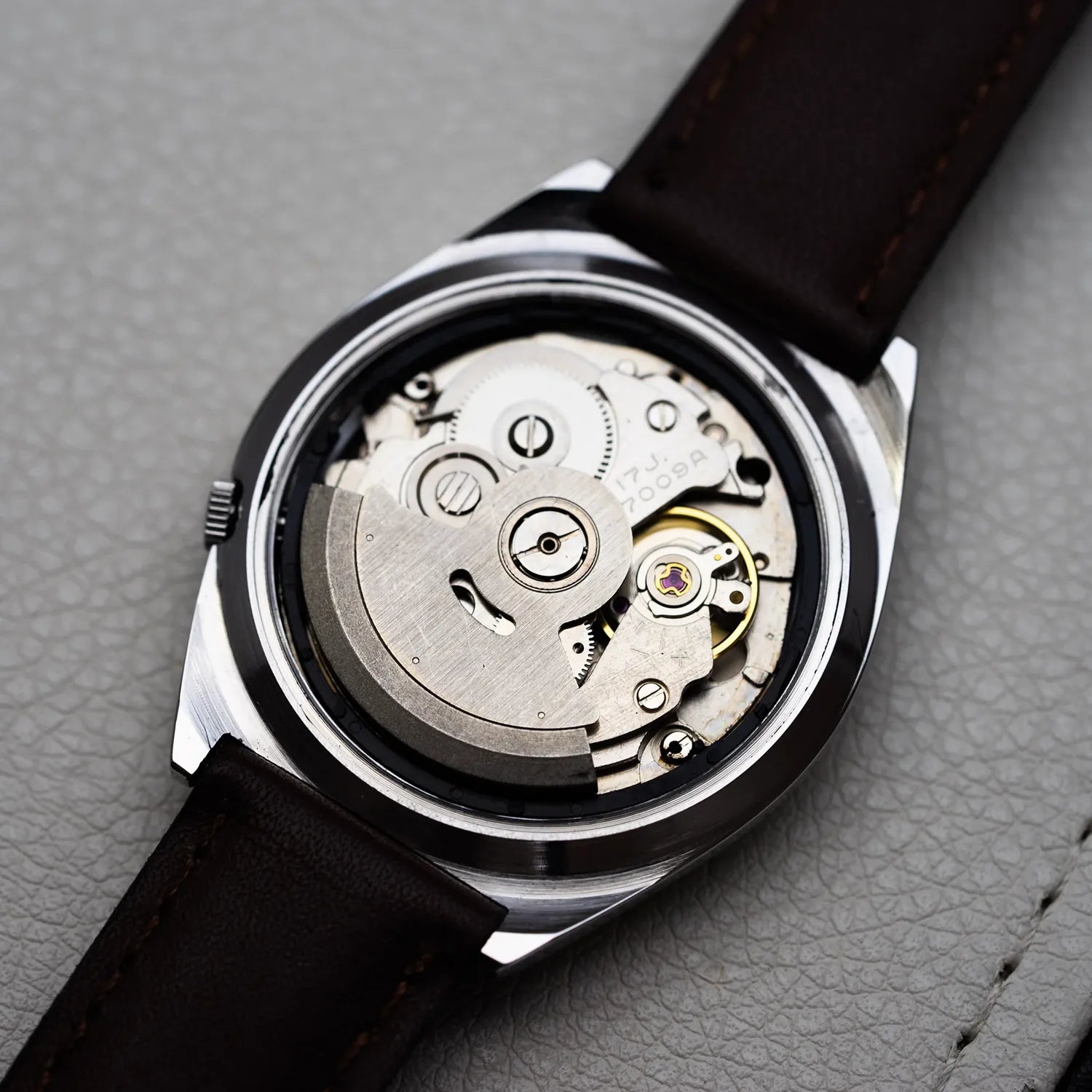 Seiko 5 7009-3140 Men’s Automatic Dress Vintage Watch, 1979 – side view