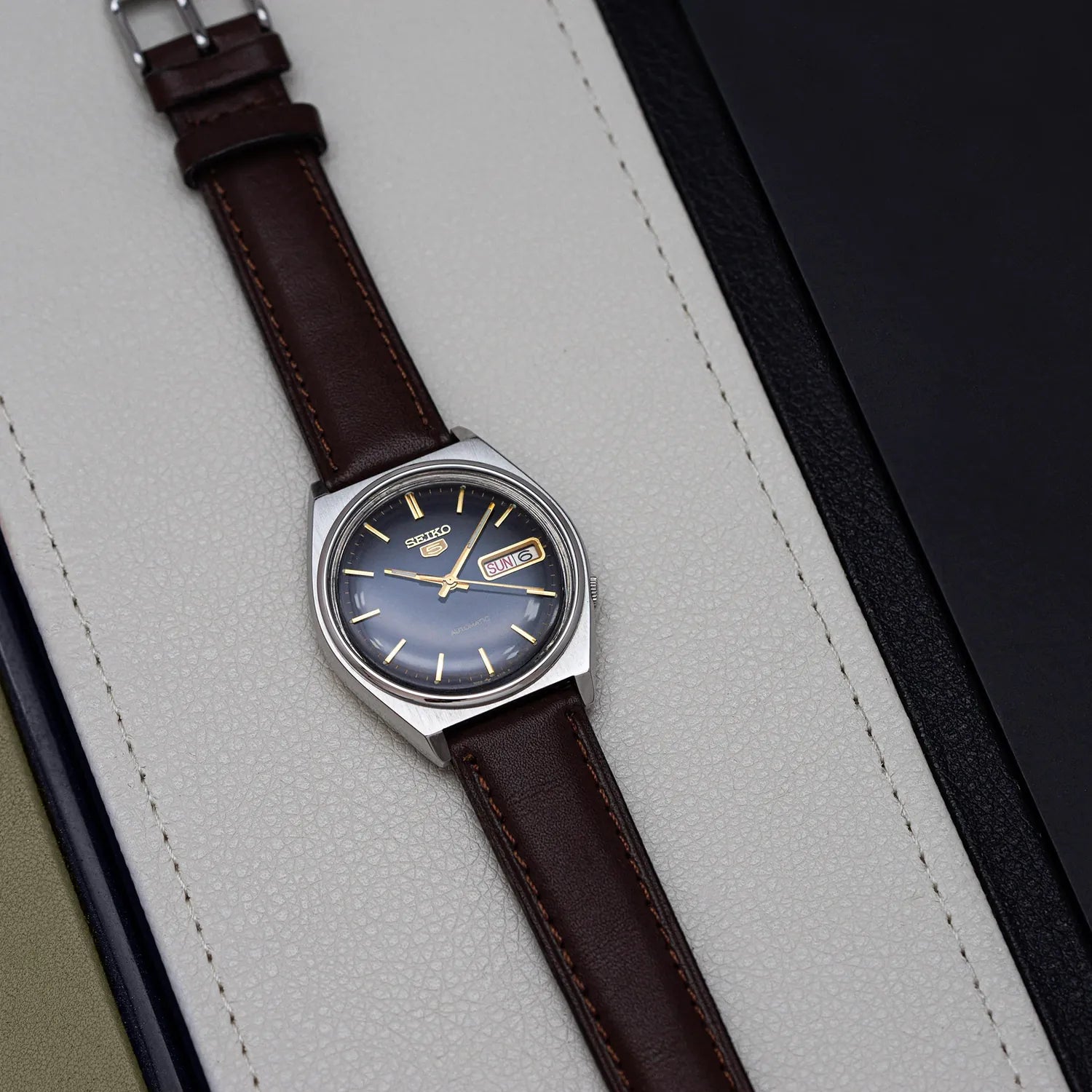 Seiko 5 7009-3140 Men’s Automatic Dress Vintage Watch, 1979 – movement close-up