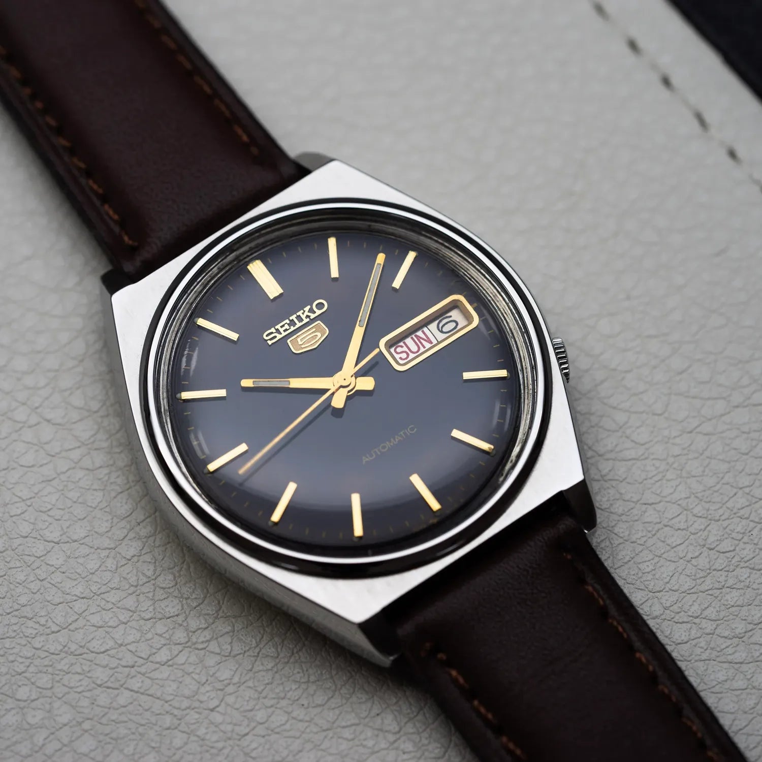 Seiko 5 7009-3140 Men’s Automatic Dress Vintage Watch, 1979 – front view