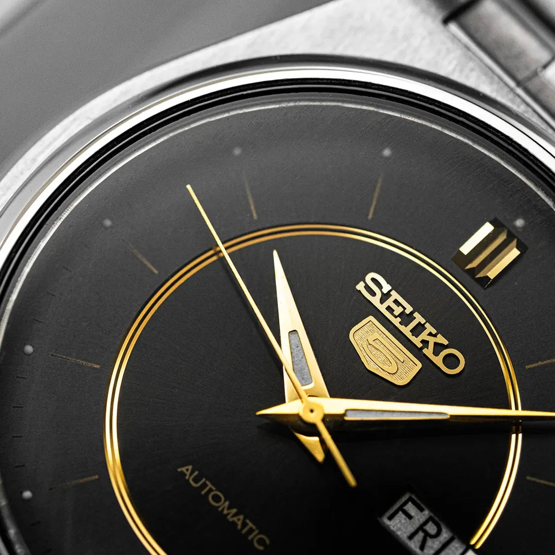 Seiko 5 7009-3170 Men’s Automatic Dress Vintage Watch, 1989 – side view