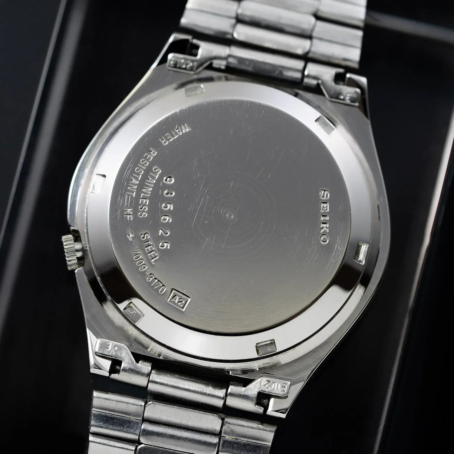 Seiko 5 7009-3170 Men’s Automatic Dress Vintage Watch, 1989 – movement close-up