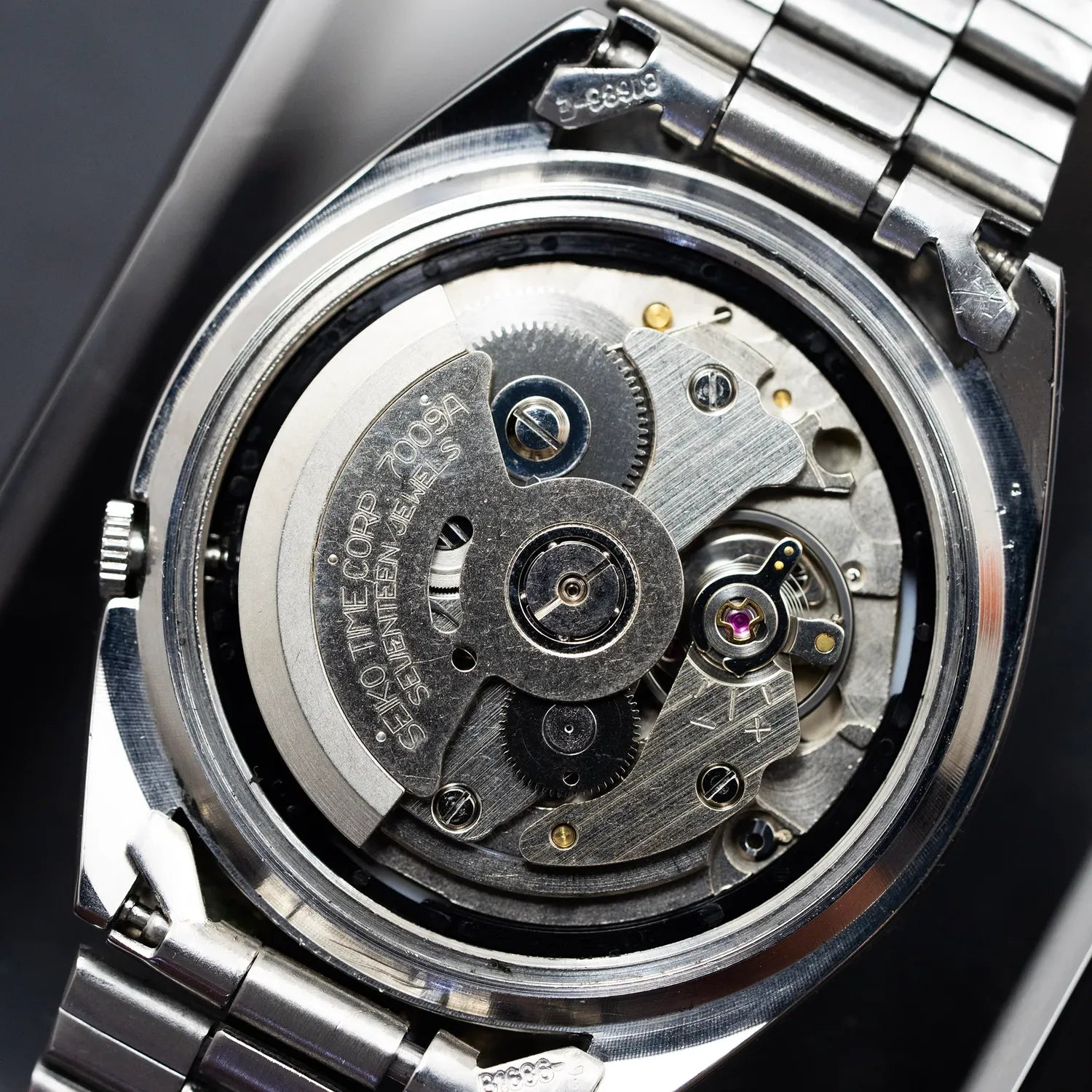 Seiko 5 7009-3180 Men’s Automatic Dress Vintage Watch 1986 – dial close-up