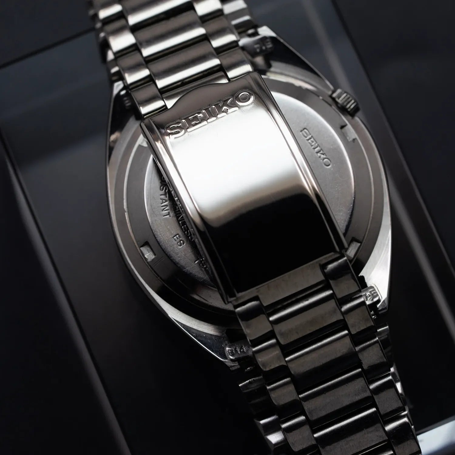 Seiko 5 7009-3180 Men’s Automatic Dress Vintage Watch 1986 – side view alternative angle