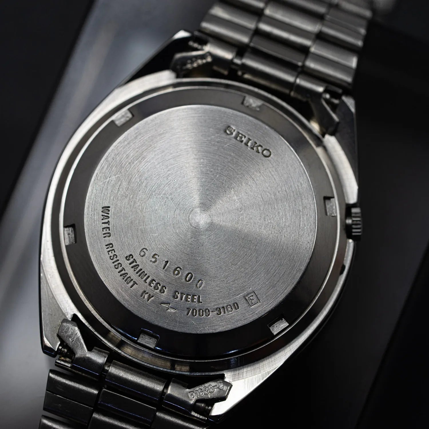 Seiko 5 7009-3180 Men’s Automatic Dress Vintage Watch 1986 – movement close-up