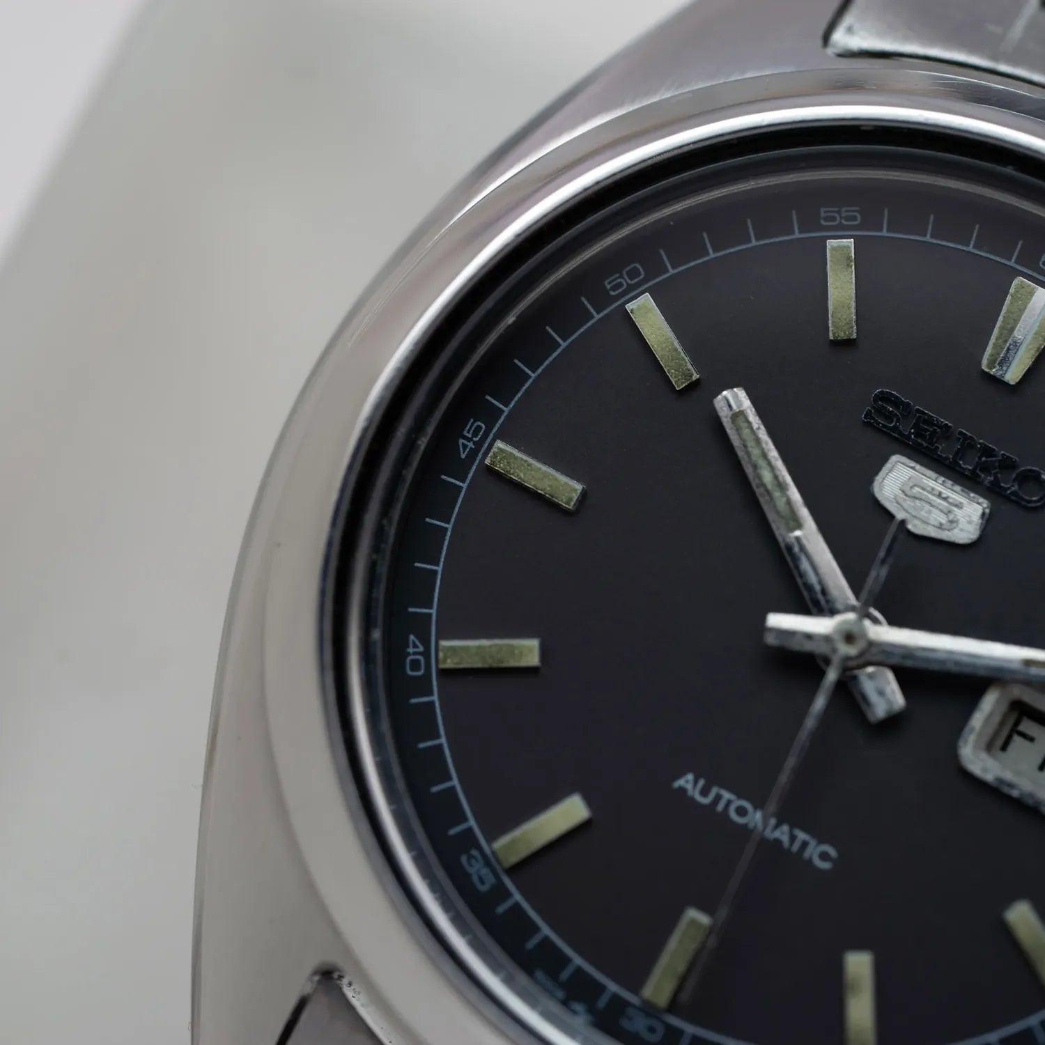 Seiko 5 7009-3180 Men’s Automatic Dress Vintage Watch, 1985 – dial close-up