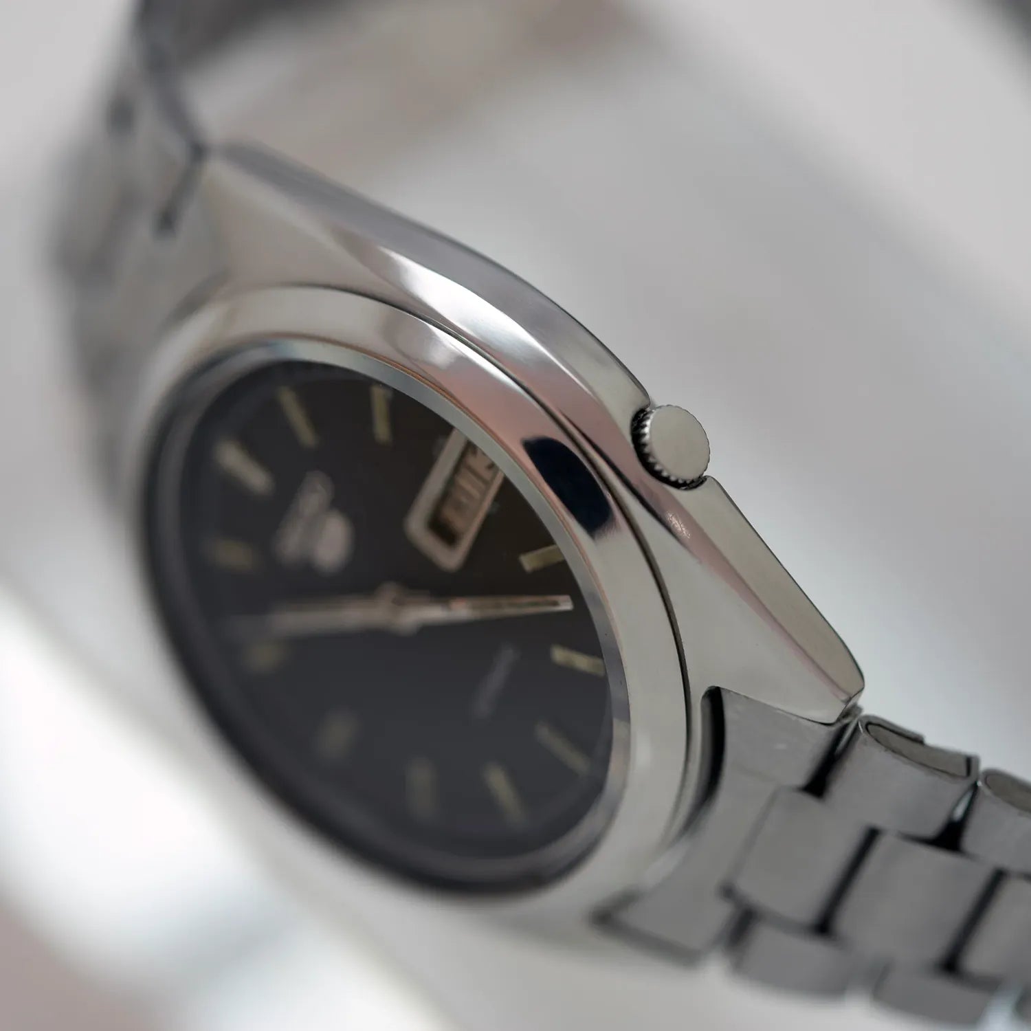 Seiko 5 7009-3180 Men’s Automatic Dress Vintage Watch, 1985 – movement close-up