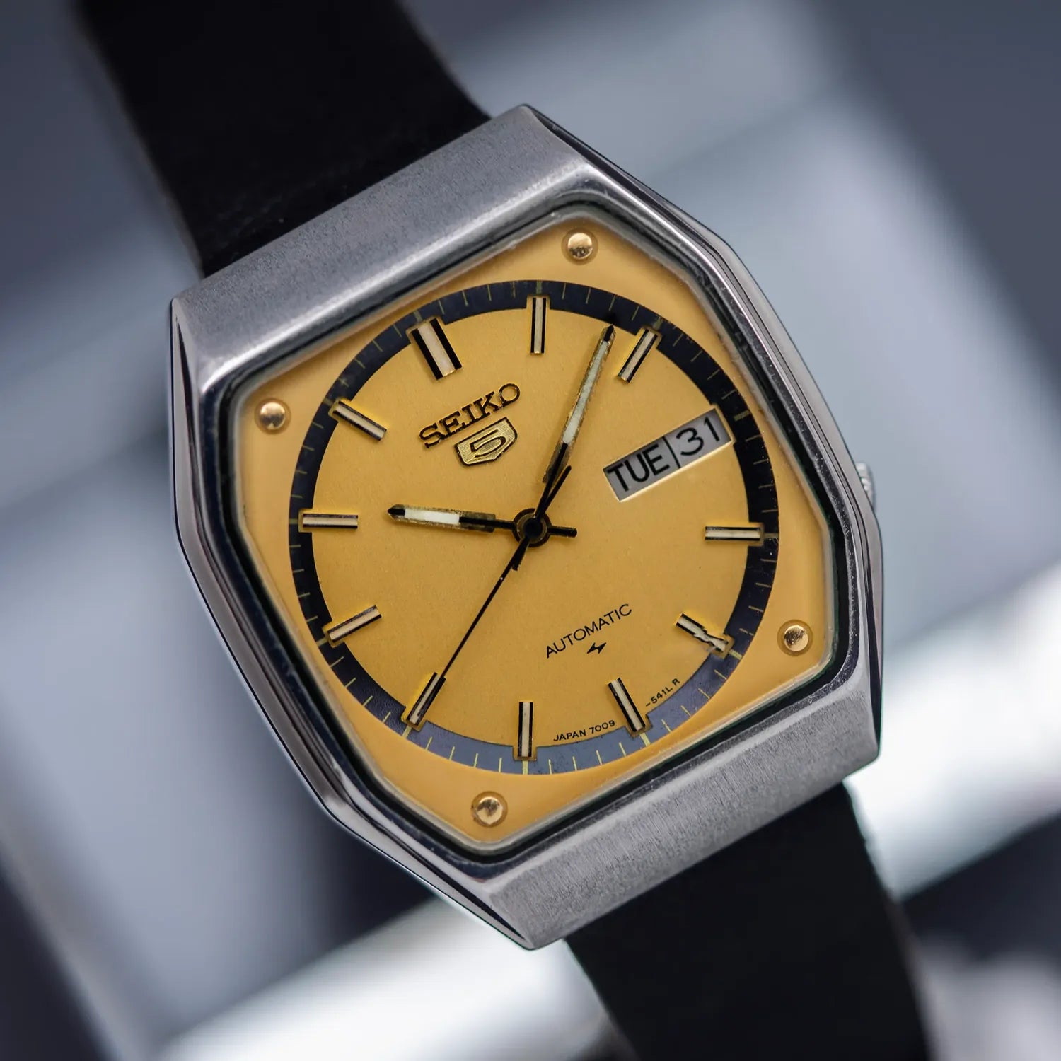 Seiko 5 7009-530B Men’s Dress Automatic Vintage Watch, 1981 – movement close-up
