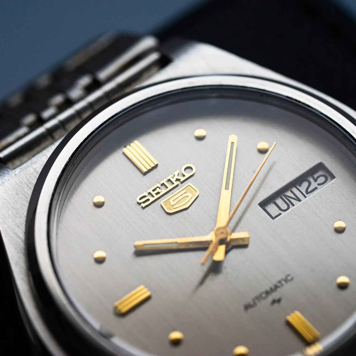 Seiko 5 7009-6000 Men’s Dress Automatic Vintage Watch 1982 – side view