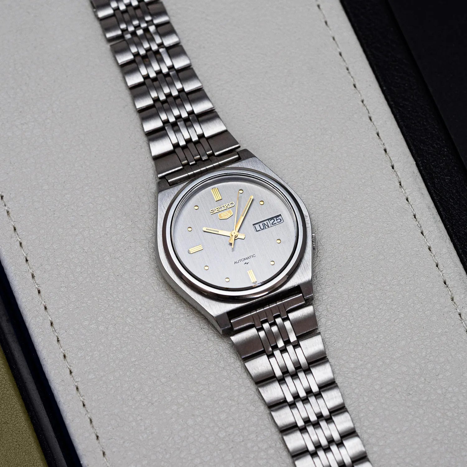 Seiko 5 7009-6000 Men’s Dress Automatic Vintage Watch 1982 – side view alternative angle