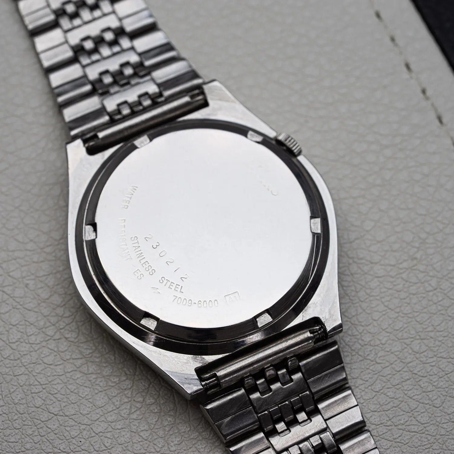 Seiko 5 7009-6000 Men’s Dress Automatic Vintage Watch 1982 – back case