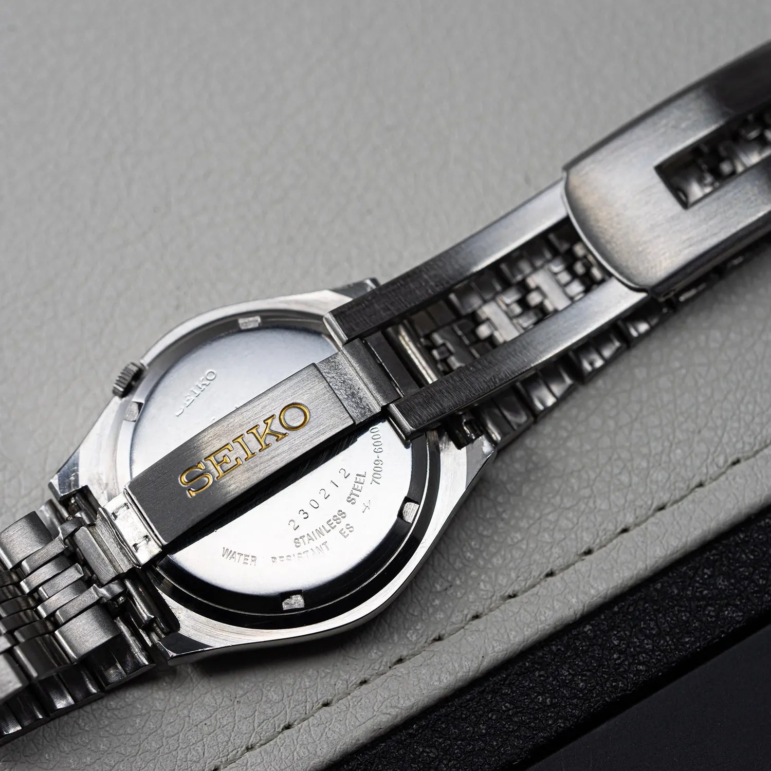 Seiko 5 7009-6000 Men’s Dress Automatic Vintage Watch 1982 – strap detail