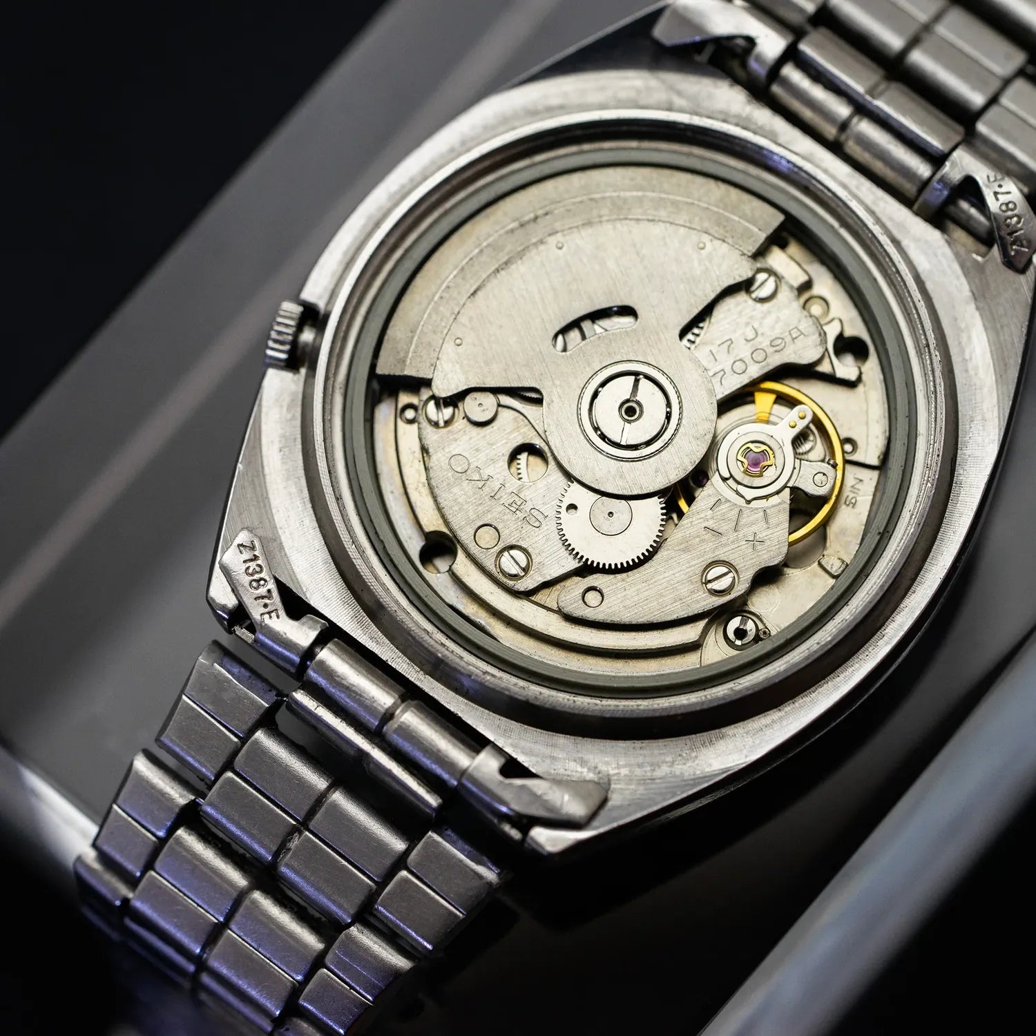 Seiko 5 7009-8331 Men’s Dress Automatic Vintage Watch, 1984 – movement close-up