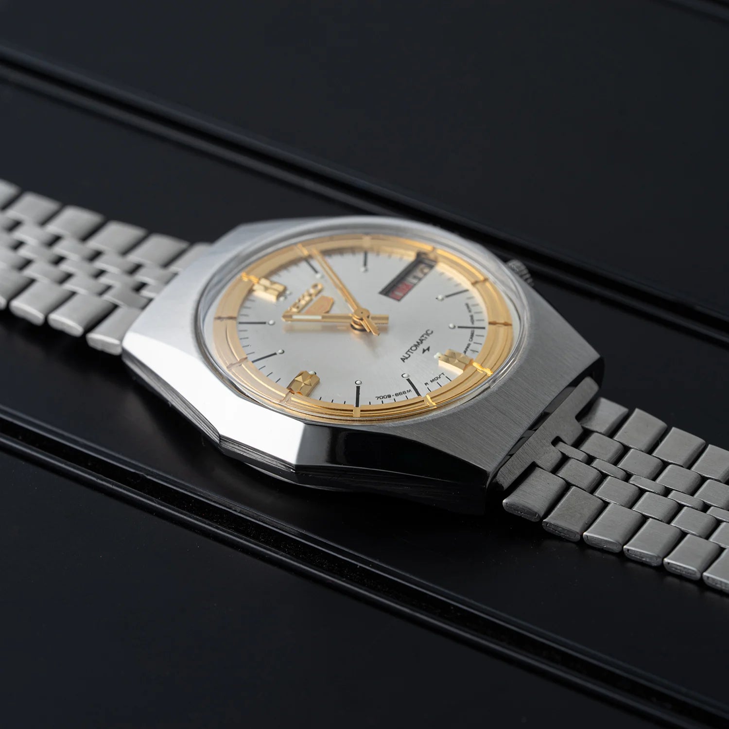 Seiko 5 7009-8440 Case