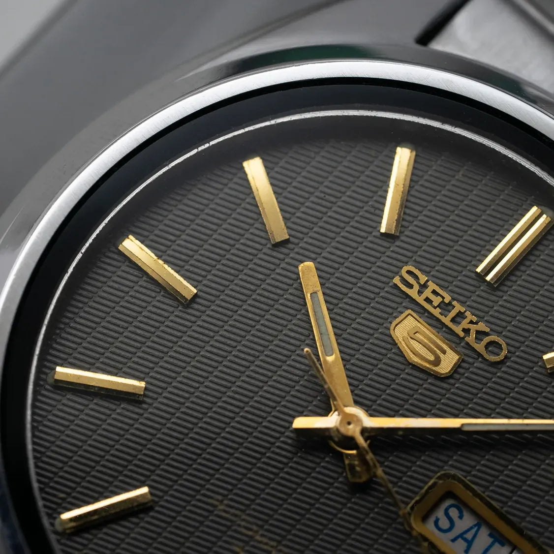 Seiko 5 7009-8740 Men’s Dress Automatic Vintage Watch, 1985 – dial close-up