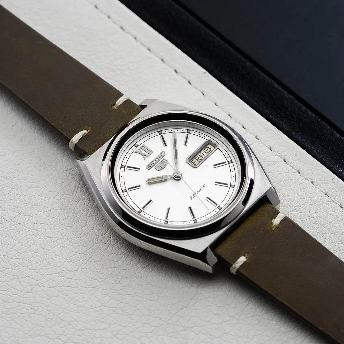 Seiko 5 7009-8761 Men’s Automatic Dress Vintage Watch, 1987 – dial close-up