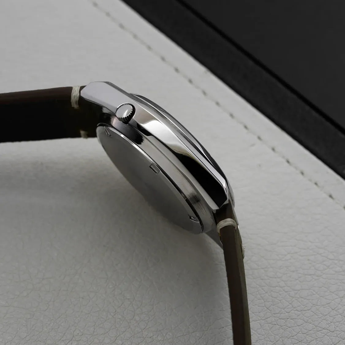 Seiko 5 7009-8761 Men’s Automatic Dress Vintage Watch, 1987 – side view