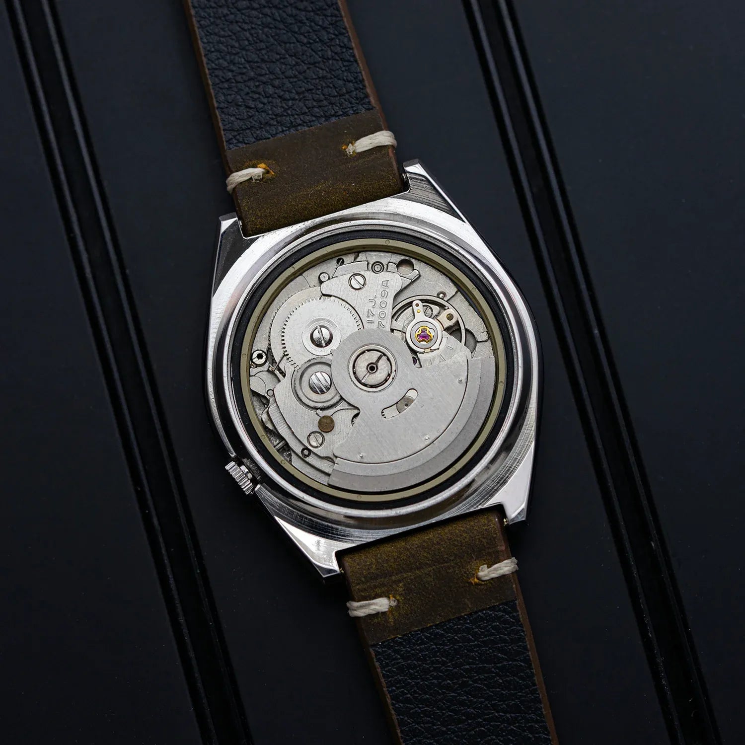 Seiko 5 7009-8761 Men’s Automatic Dress Vintage Watch, 1987 – side view alternative angle