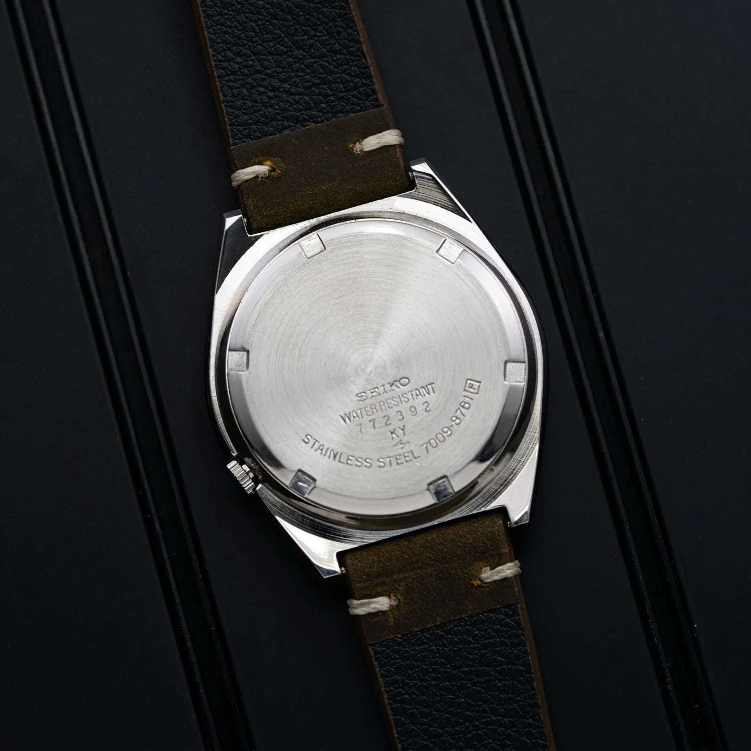 Seiko 5 7009-8761 Men’s Automatic Dress Vintage Watch, 1987 – movement close-up