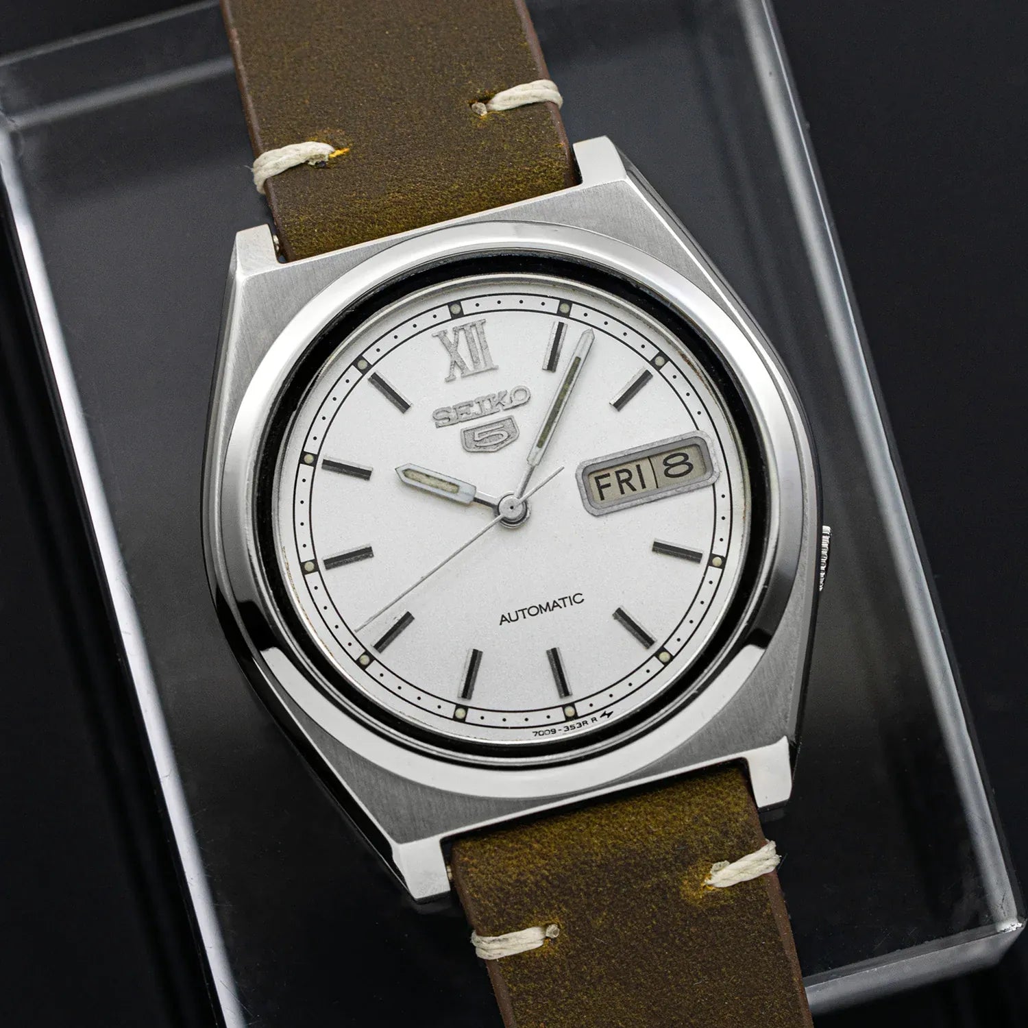 Seiko 5 7009-8761 Men’s Automatic Dress Vintage Watch, 1987 – front view