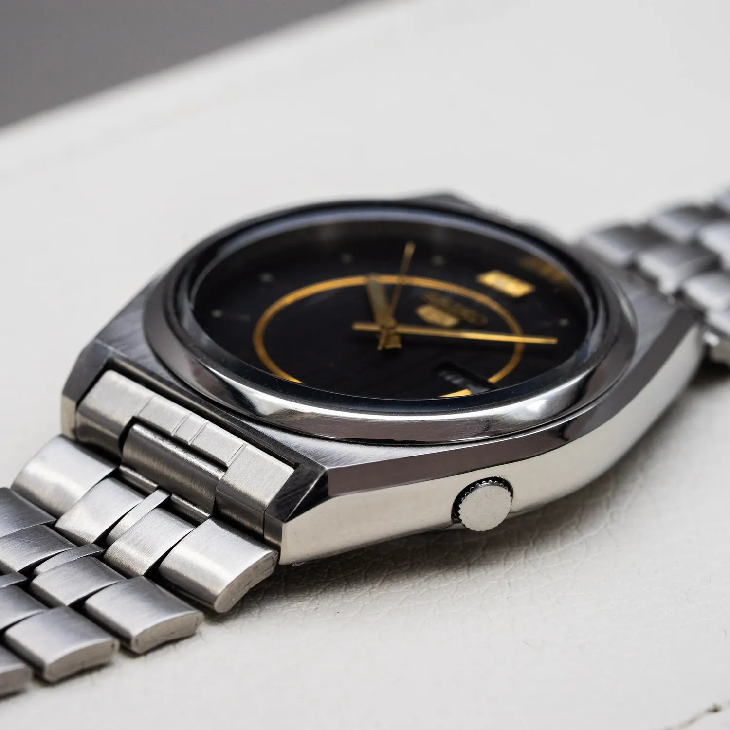 Seiko 5 7009-876A Men’s Automatic Dress Vintage Watch, 1979 – dial close-up