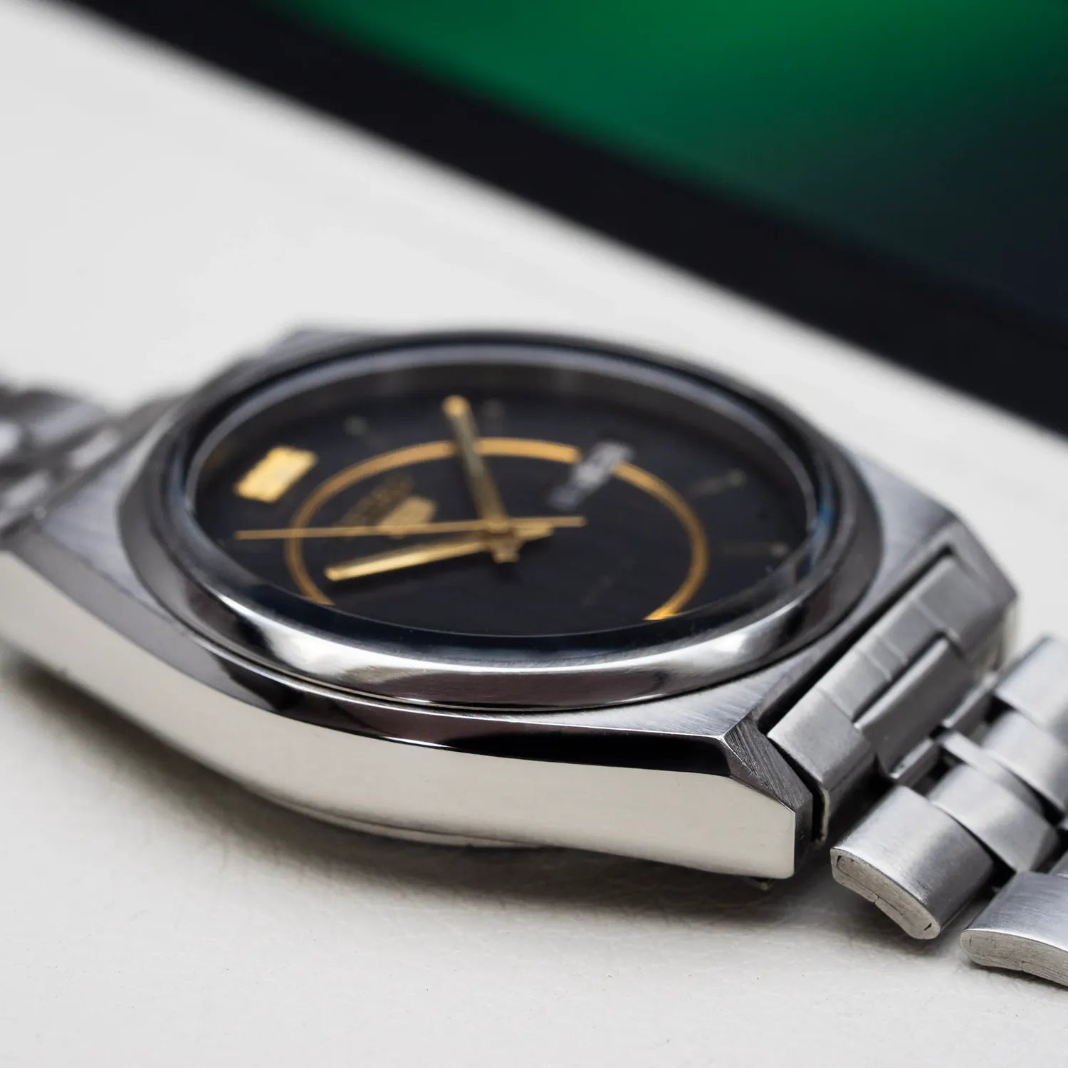 Seiko 5 7009-876A Men’s Automatic Dress Vintage Watch, 1979 – side view alternative angle