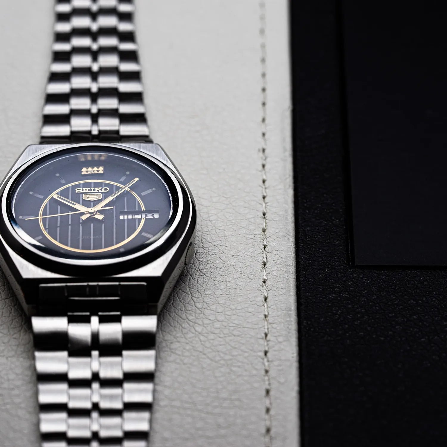 Seiko 5 7009-876A Men’s Automatic Dress Vintage Watch, 1979 – movement close-up