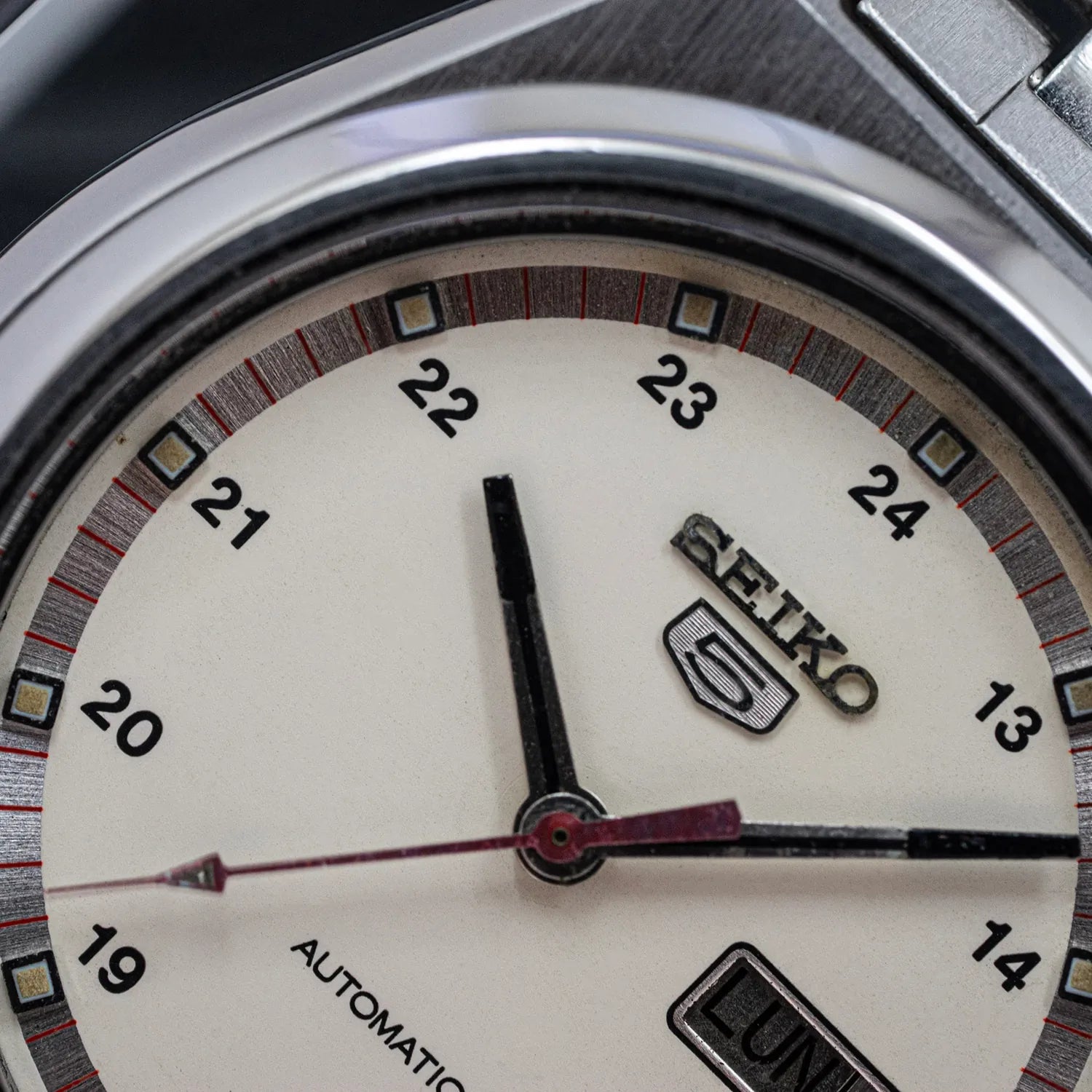 Seiko 5 7009-876A Men’s Automatic Dress  Vintage Watch 1983 – dial close-up